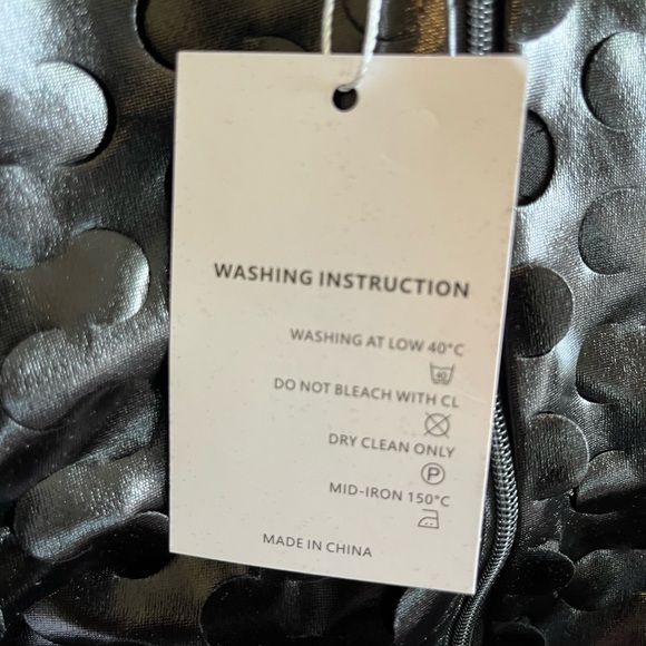 👌🏼🌺NWT jumpsuit…Synthetic material with a petal type appearance - Picture 5 of 8